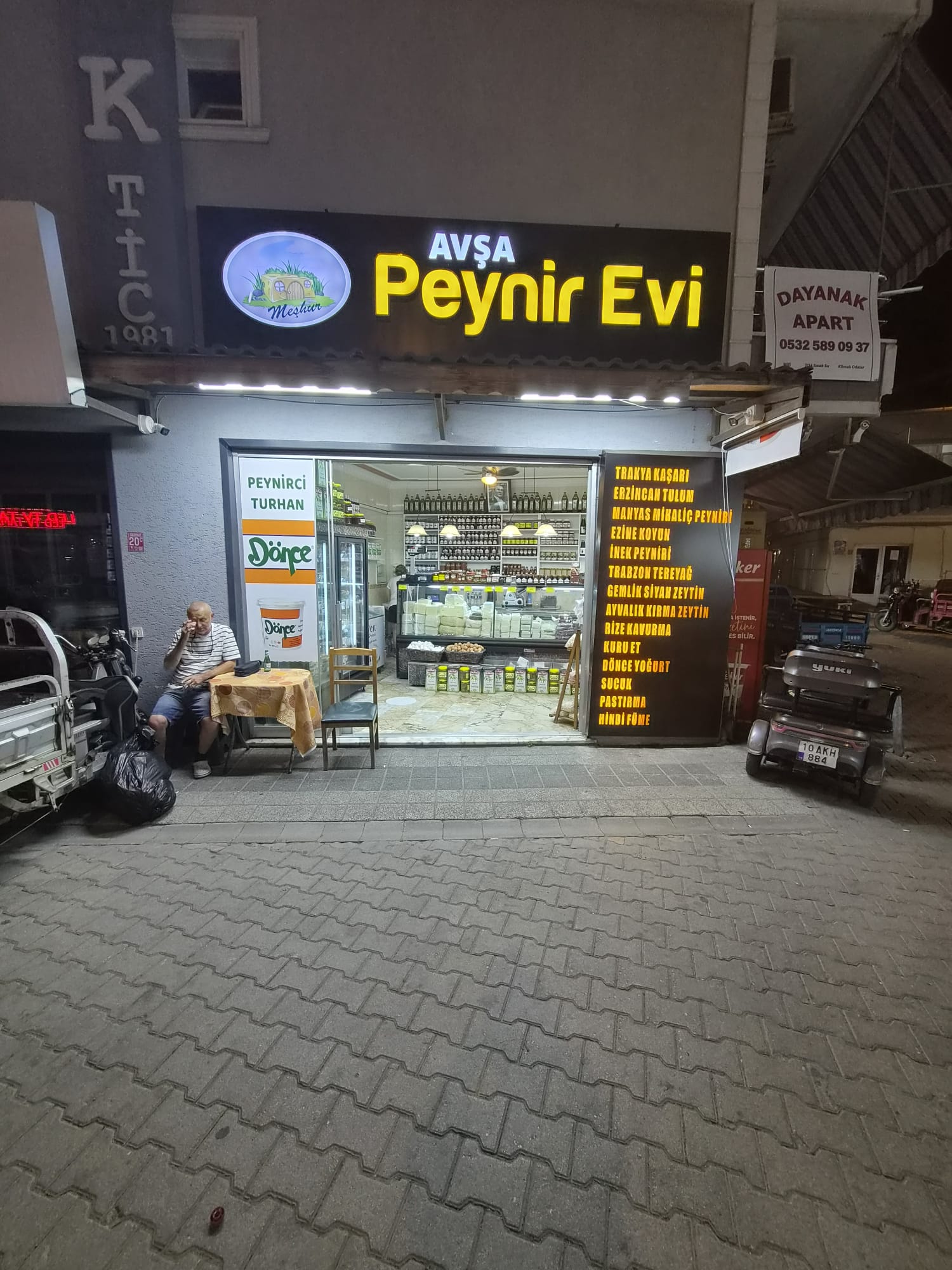 Avşa Peynir Evi dükkan vitrini ve tabelası